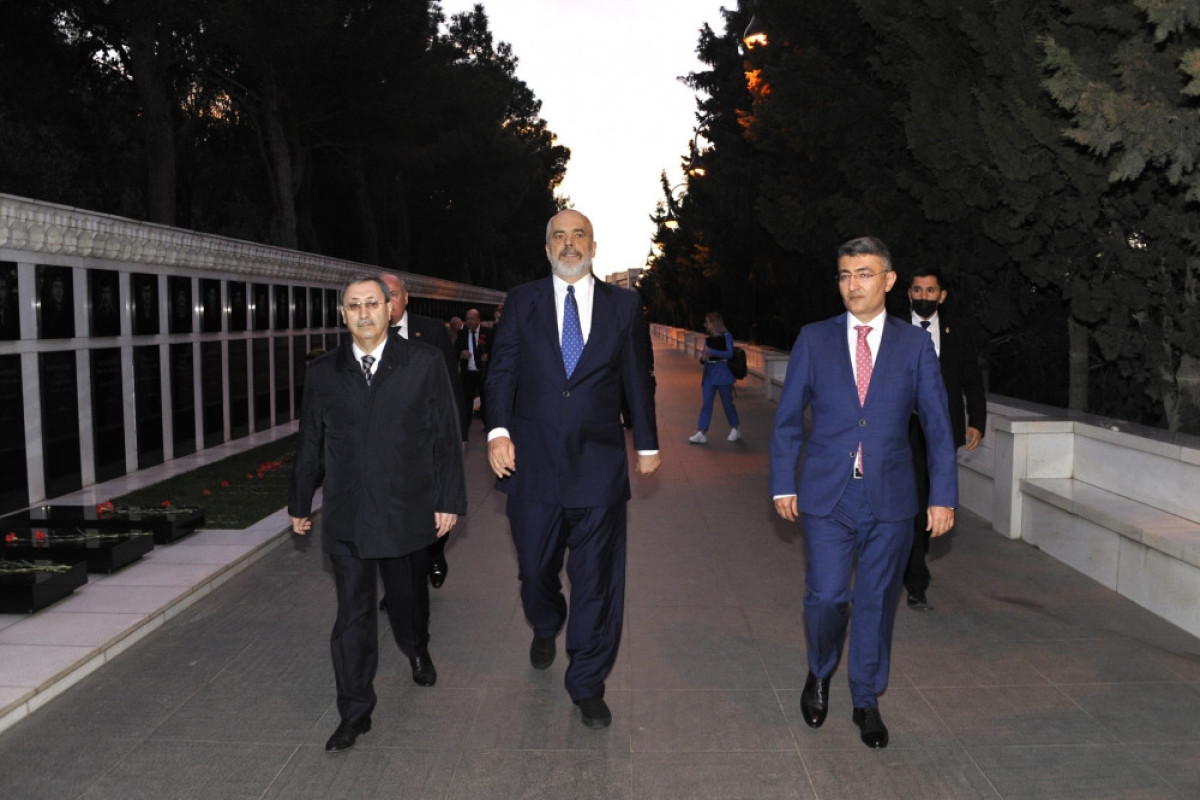 Albaniyanın Baş naziri Şəhidlər xiyabanını ziyarət edib