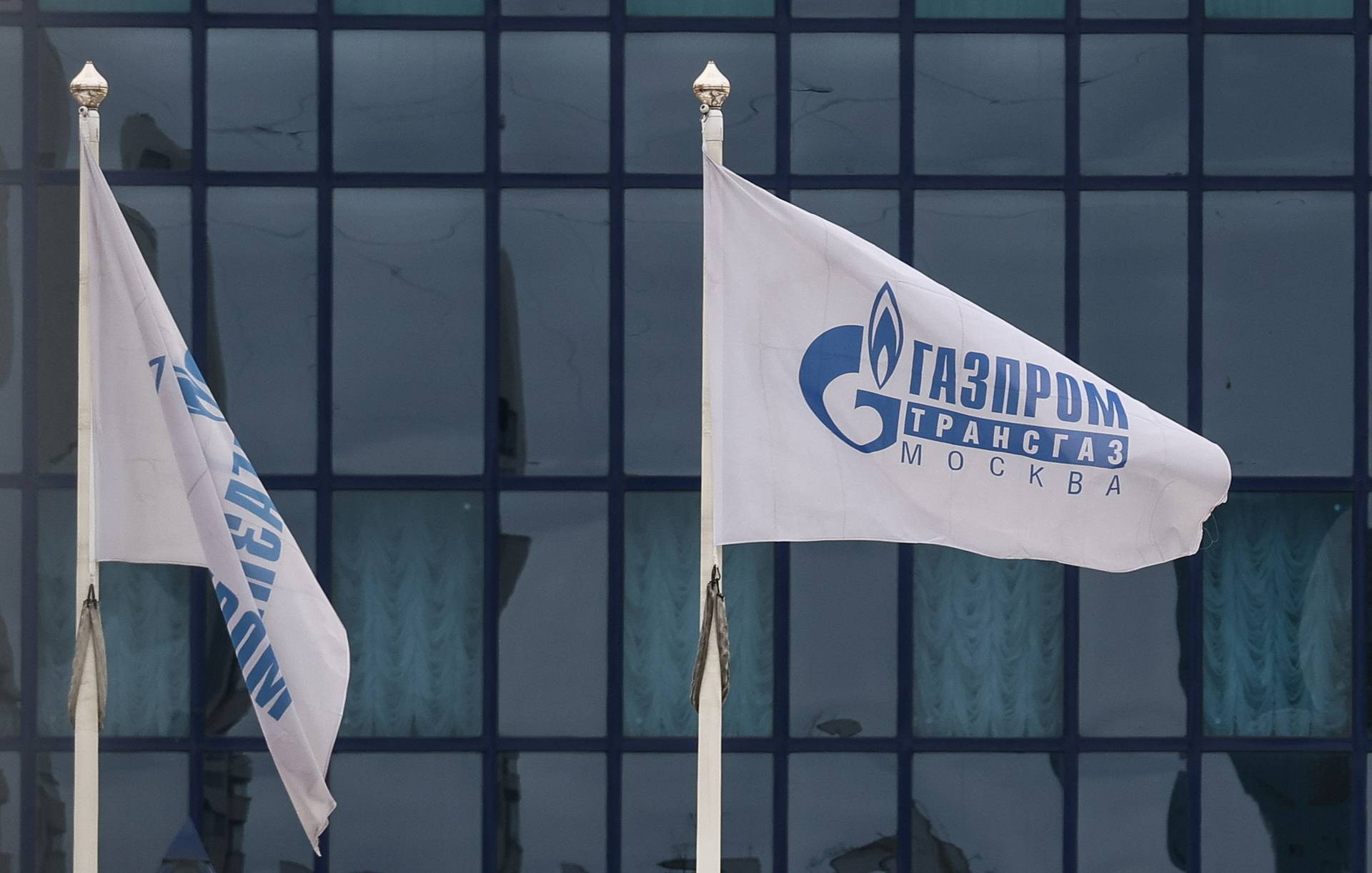 Австралия против санкций. Флаг Транснефть. Флаг Газпрома.