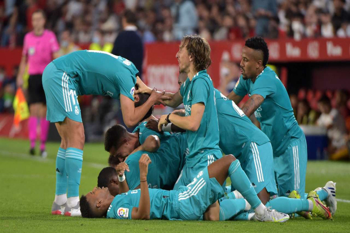 Benzema di Stefanonu keçib