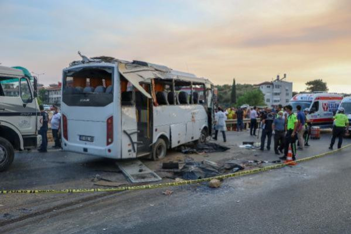 Antalyada turistlərin olduğu mikroavtobus qəzaya uğrayıb