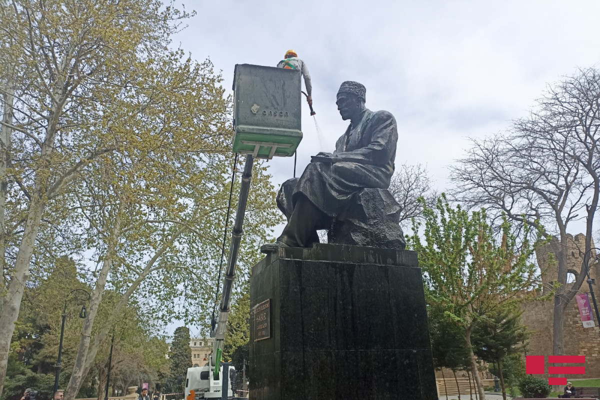Bakıda heykəllərin yuyulmasına başlanılıb - FOTO 