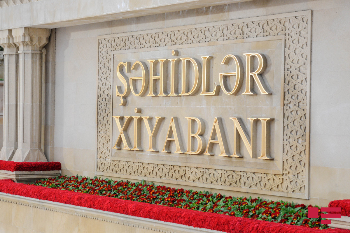 Kyrgyz President visits Alley of Martyrs in Azerbaijan