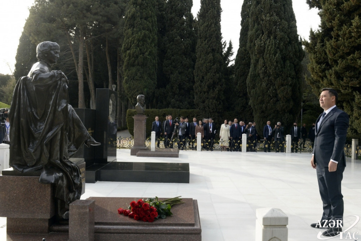 Садыр Жапаров посетил могилу Гейдара Алиева