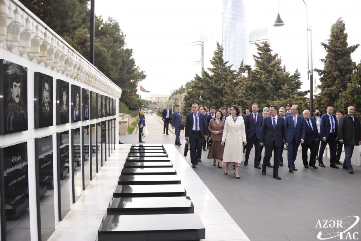 Qırğızıstan Prezidenti Şəhidlər xiyabanını ziyarət edib - FOTO 