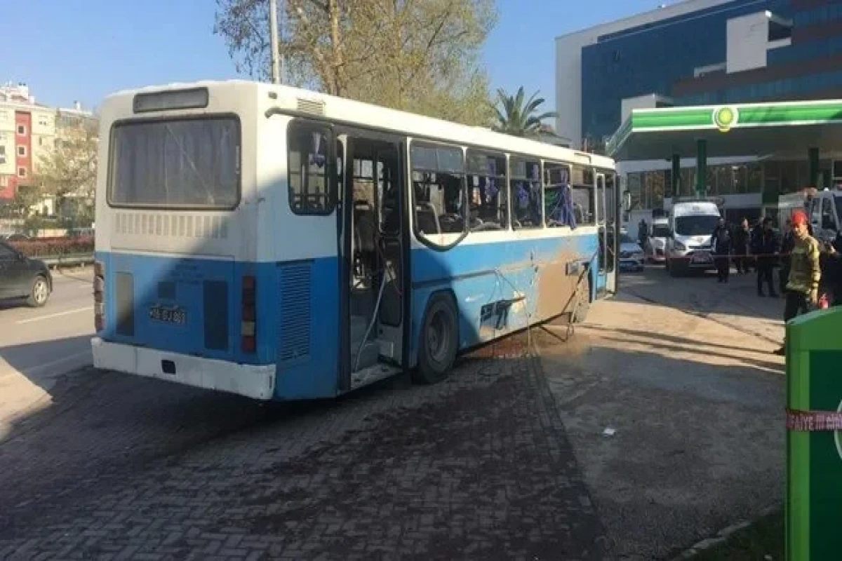 Türkiyədə avtobusa bombalı hücum olub, bir nəfər ölüb - VİDEO  - YENİLƏNİB 
