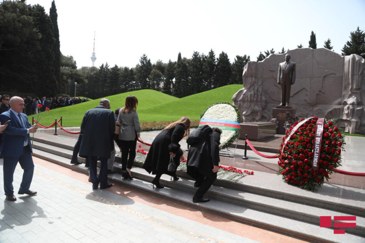 Participants of 5th Congress of World Azerbaijanis visit grave of Heydar Aliyev