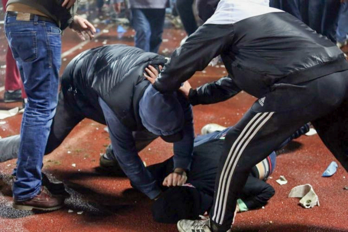 В Баку группа молодых людей избила двух человек