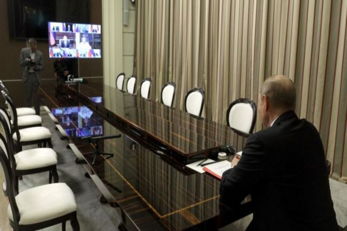 Putin Təhlükəsizlik Şurasının üzvləri ilə müşavirə keçirib