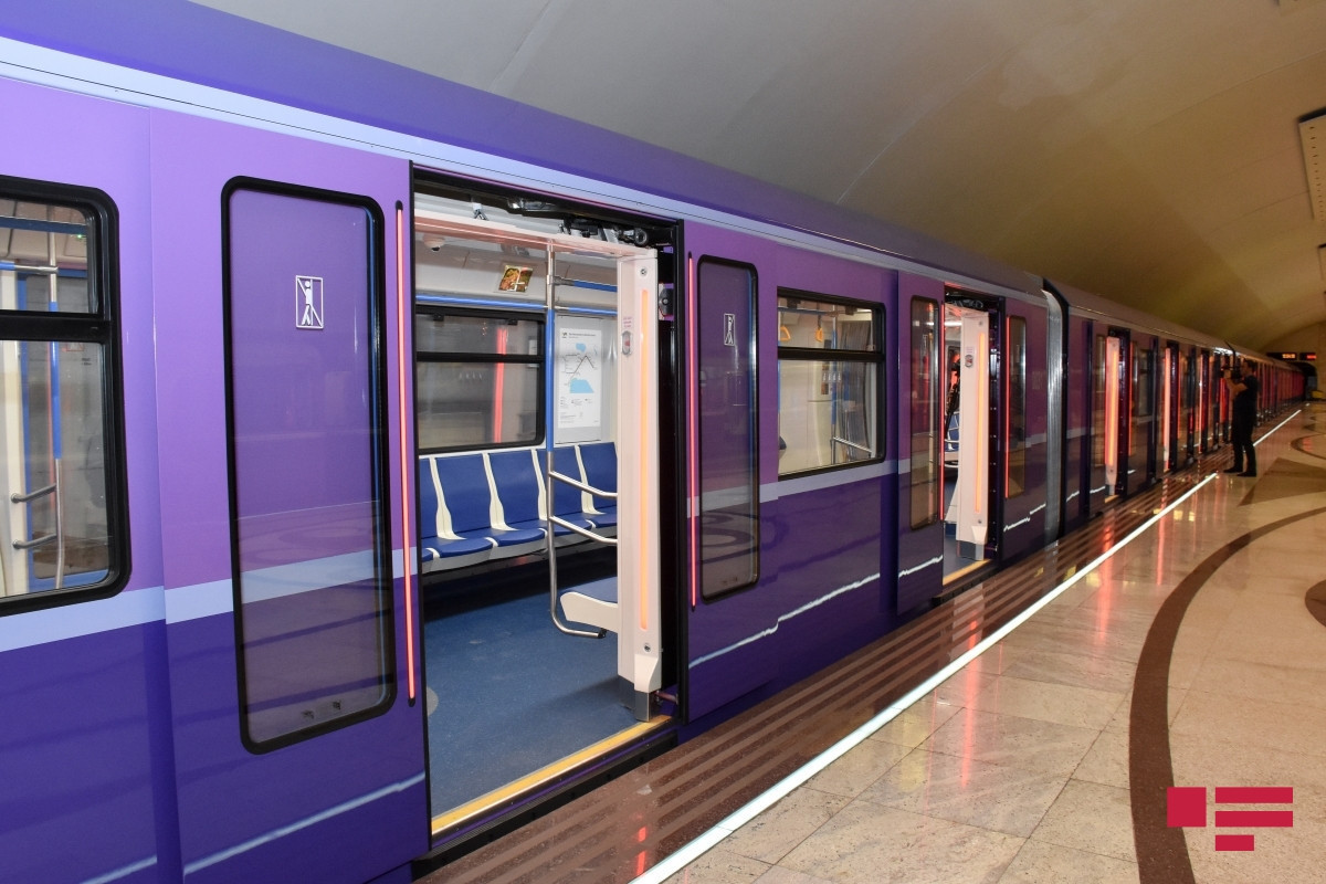 В поезде бакинского метро возникла неисправность, пассажиры высажены