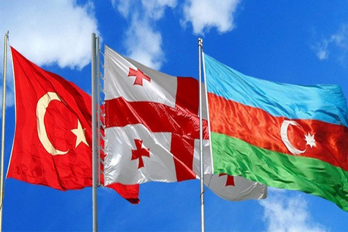 Türkiyə-Gürcüstan-Azərbaycan bayraqları