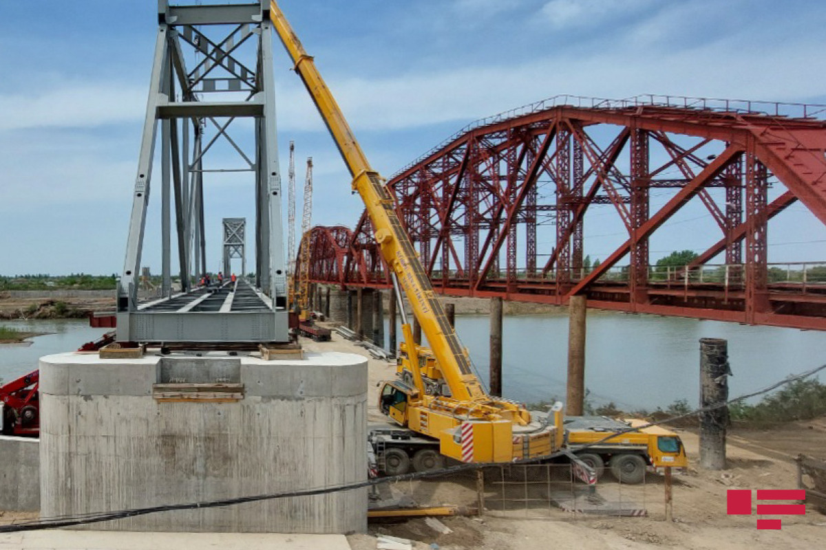 На Куре строится мост, соединяющий железнодорожную линию Алят-Горадиз-Агбенд