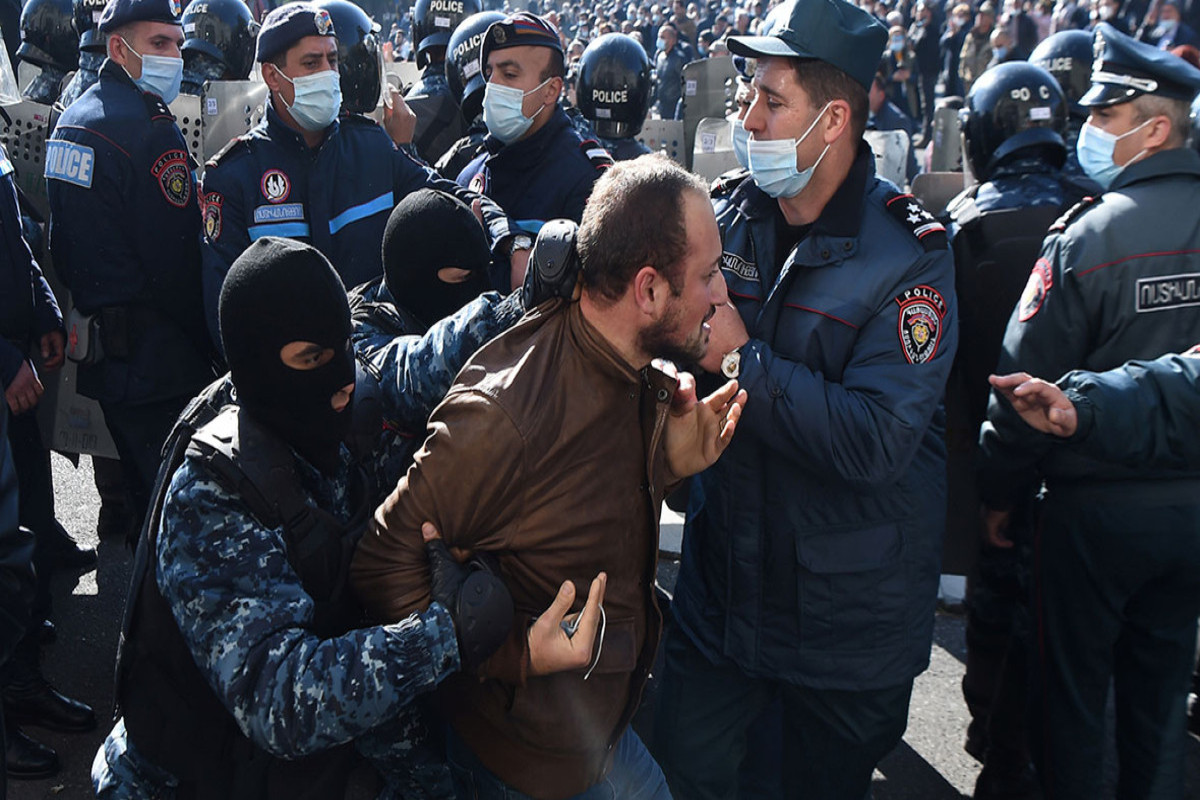 Ermənistanda etirazçılarla polis arasında toqquşma olub, saxlanılanlar var - YENİLƏNİB 