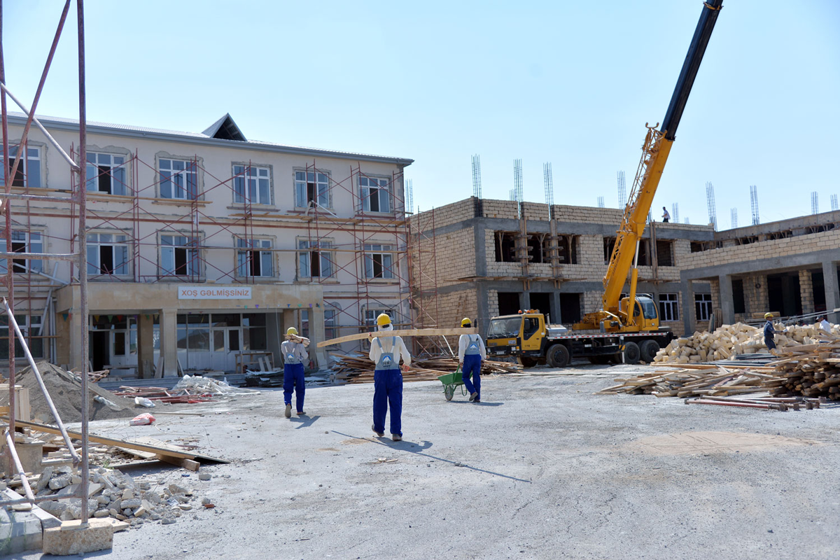 Президент выделил 15,6 млн манатов на строительство школ в Баку