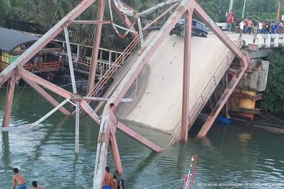 На Филиппинах четыре человека погибли в результате обрушения моста