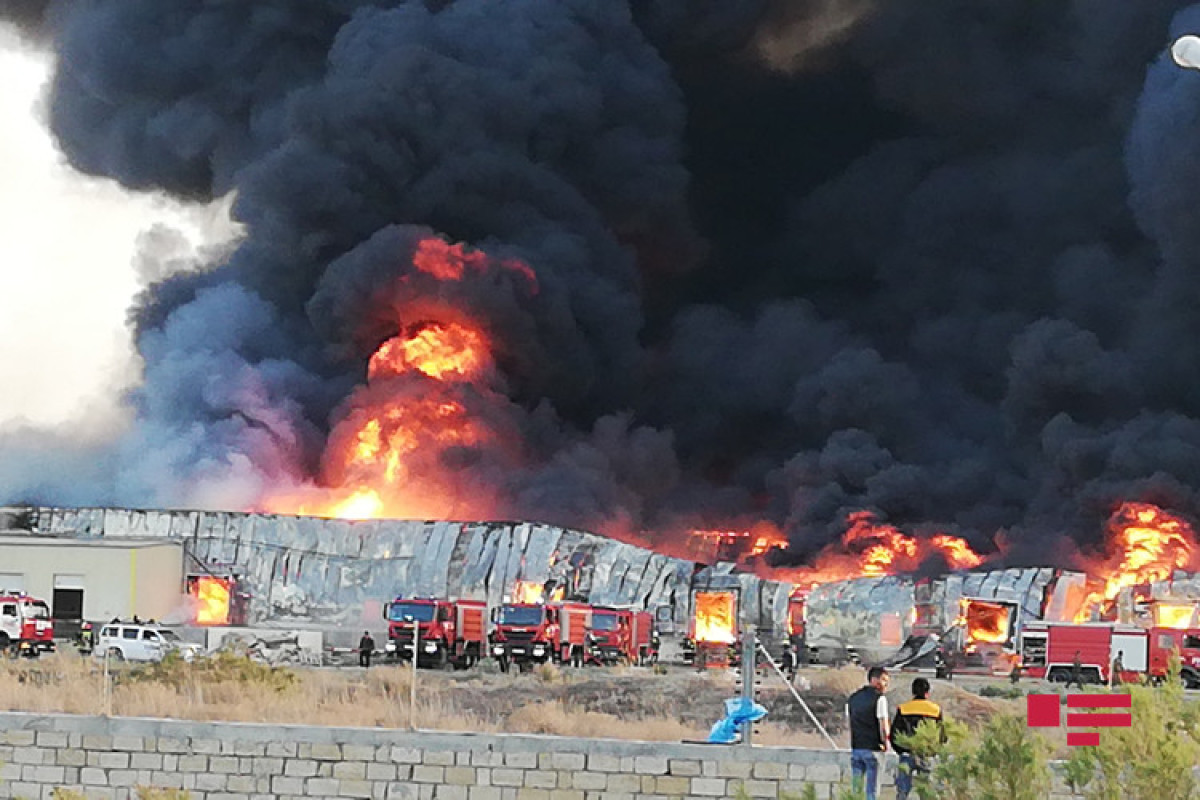 В Сумгайыте в связи с пожаром проводится эвакуация работников и гражданских лиц в безопасные районы