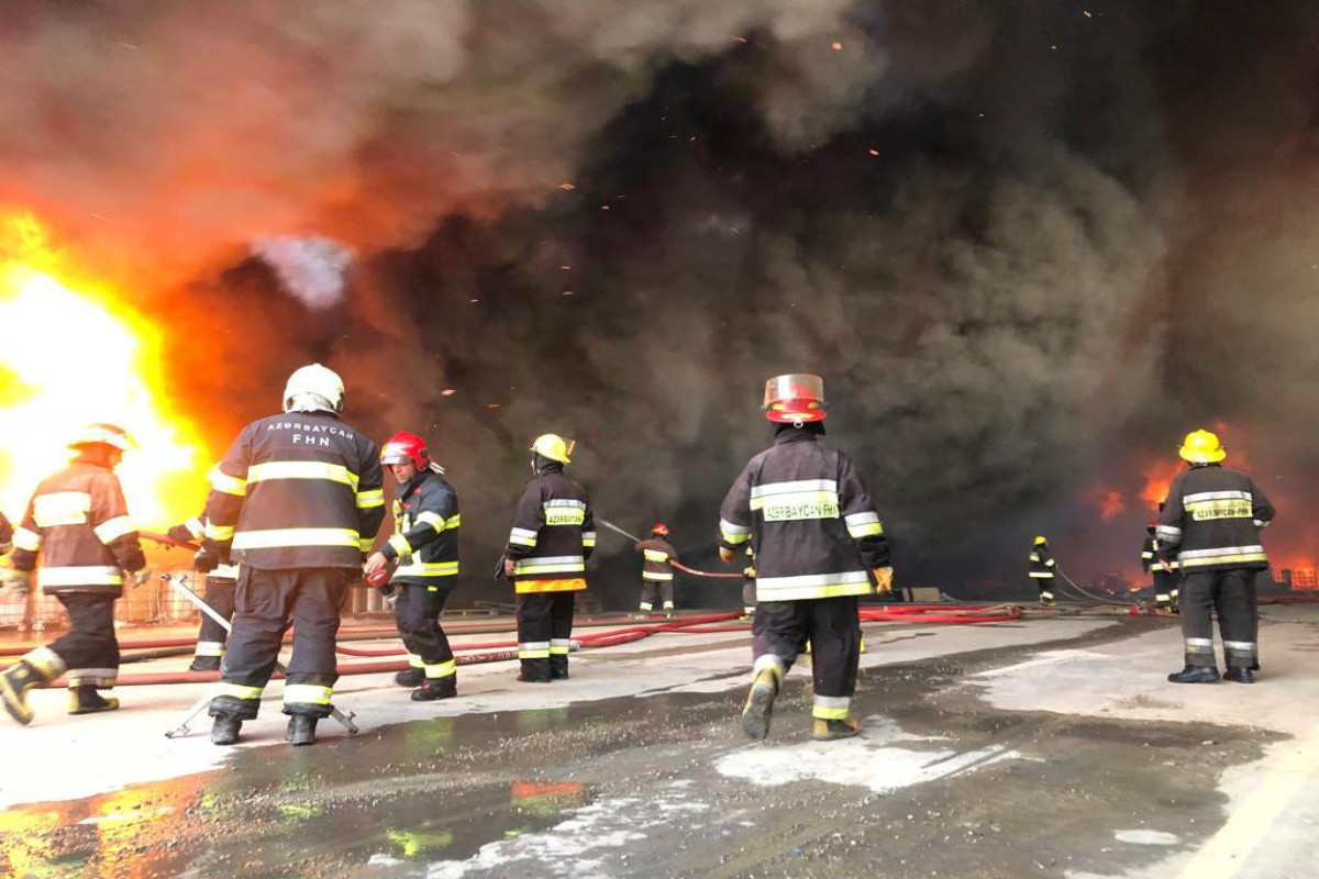 Министр: Пожар в Сумгайыте охватил 5 тыс. кв. м, на площади 4 тыс. кв. м потушен - ФОТО-ВИДЕО-ОБНОВЛЕНО 