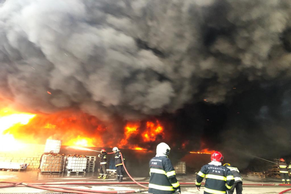 Министр: Пожар в Сумгайыте охватил 5 тыс. кв. м, на площади 4 тыс. кв. м  потушен -