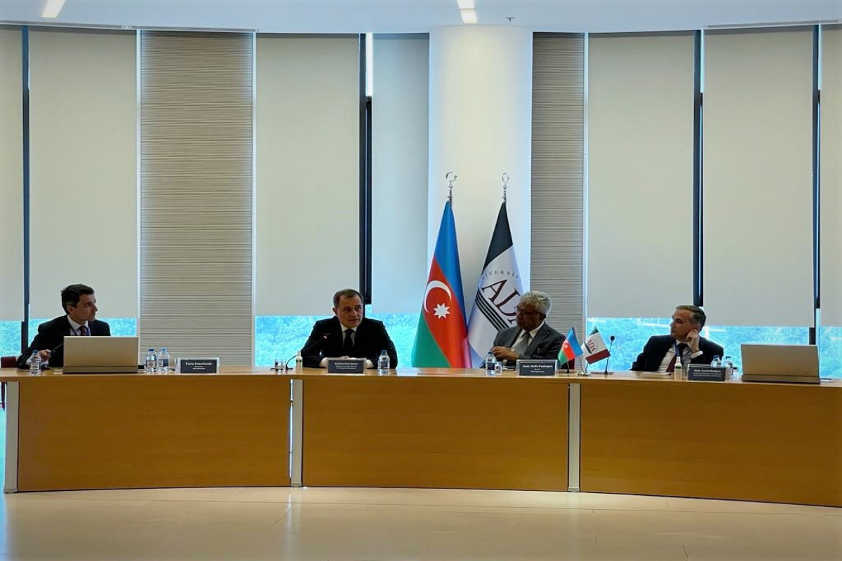 Ceyhun Bayramov “Cənubi Qafqaz: İnkişaf və əməkdaşlıq” beynəlxalq konfransının iştirakçıları ilə