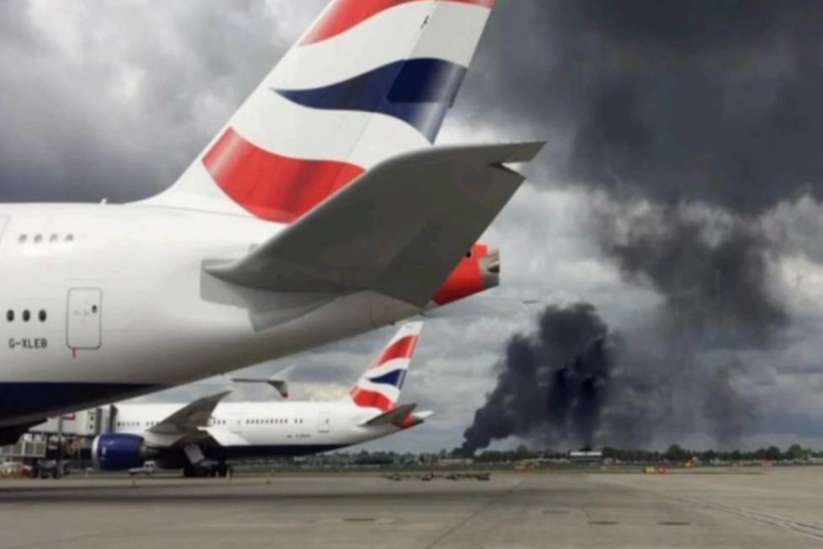 Fire breaks out near Heathrow Airport forcing planes onto different runway-PHOTO 