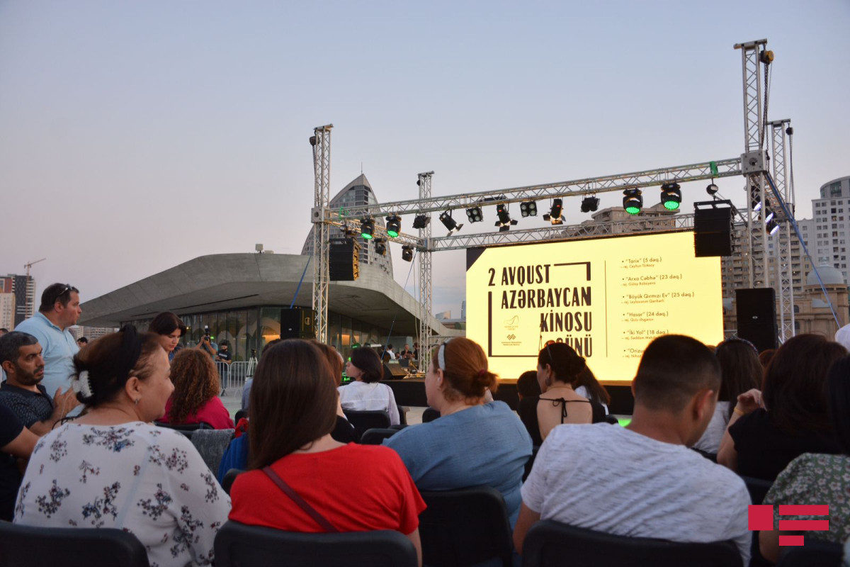Heydər Əliyev Mərkəzinin qarşısındakı meydanda açıq havada kino nümayişi təşkil olunub - FOTO 