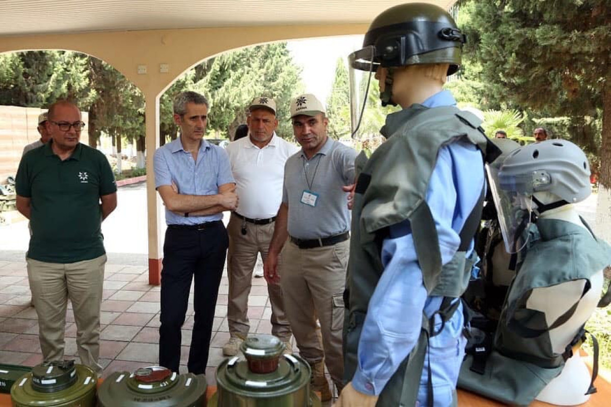 Франция подарила Азербайджану 130 детекторов обнаружения мин