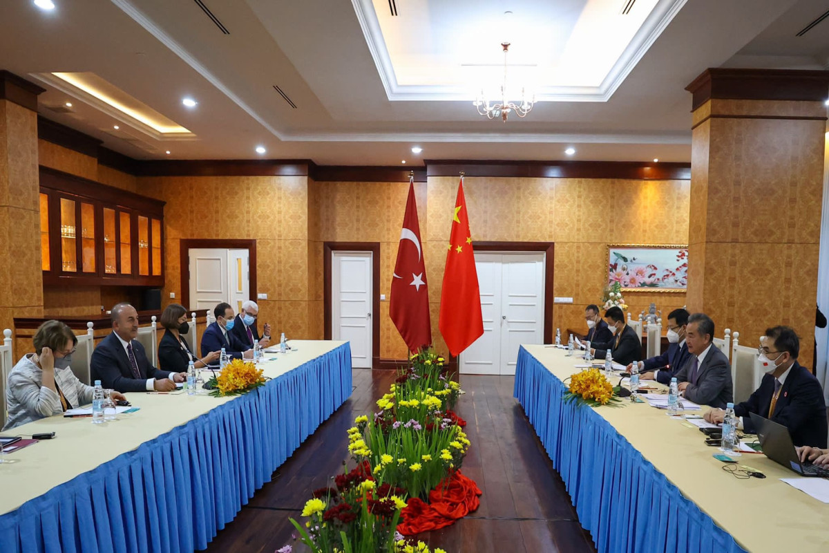 Türkiyə və Çin xarici işlər nazirləri uyğur türklərini müzakirə edib