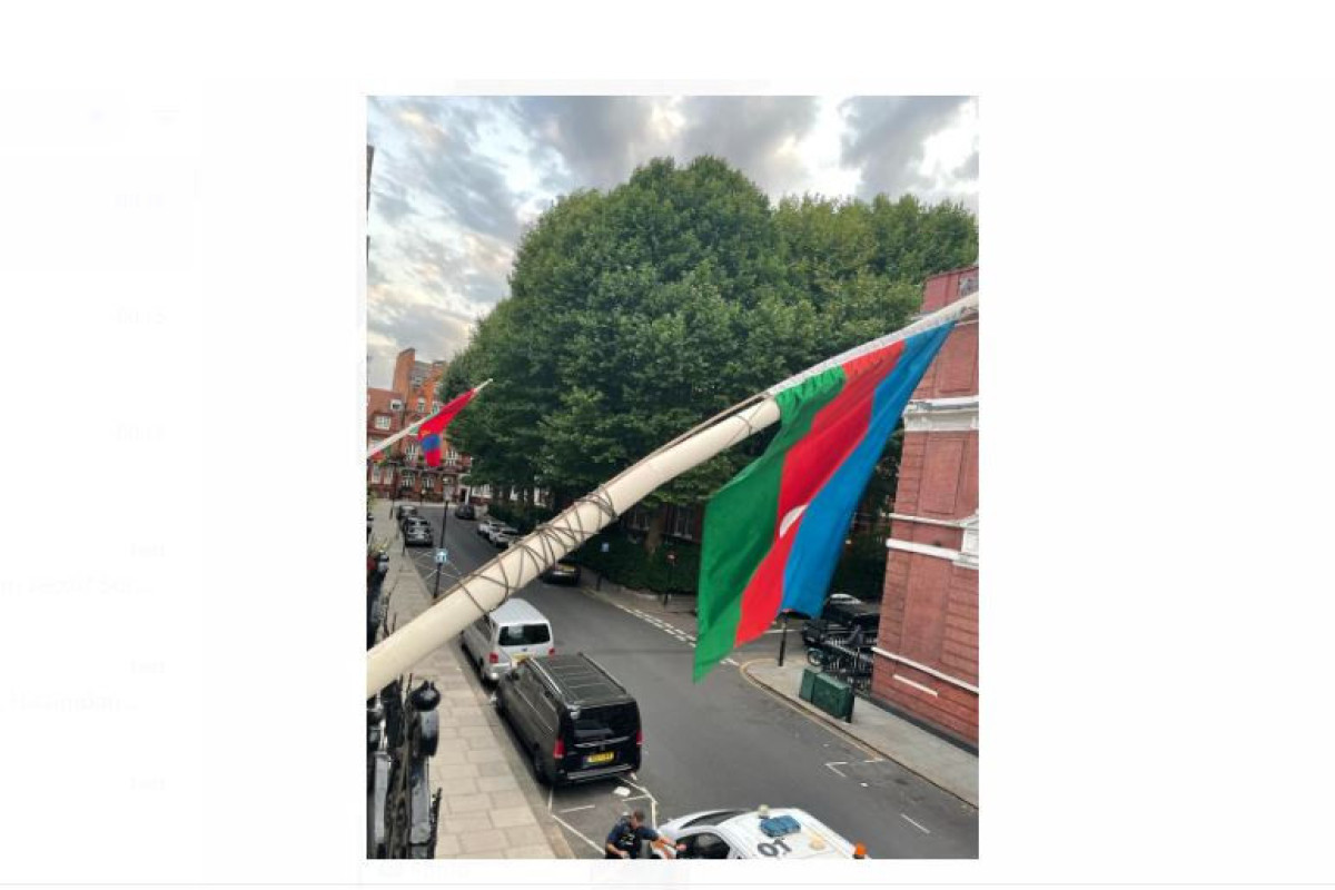 В посольстве Азербайджана в Лондоне восстановлен государственный флаг