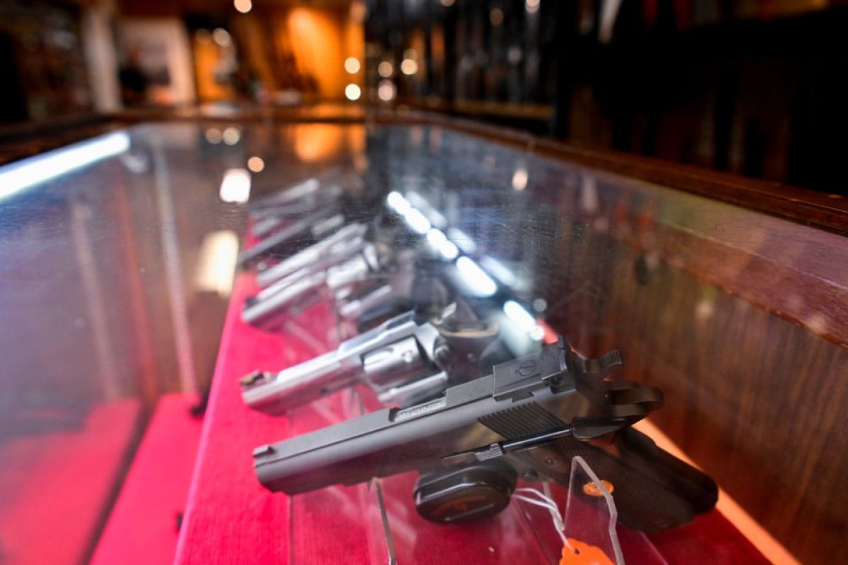 Canada to temporarily ban import of handguns
