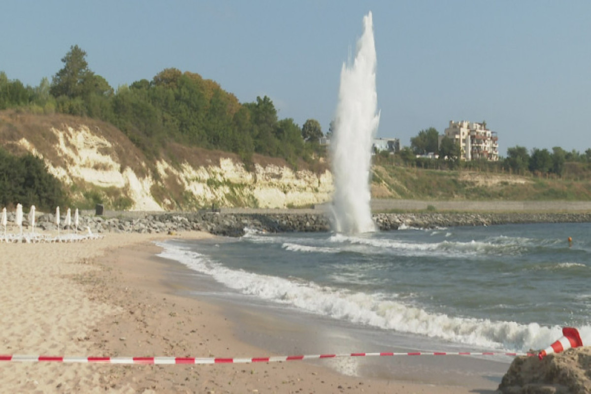 Болгарские военные водолазы уничтожили противопехотную мину на пляже в Царево