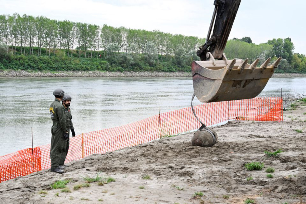 WW2 bomb revealed in drought-hit waters of Italy's River Po-PHOTO 
