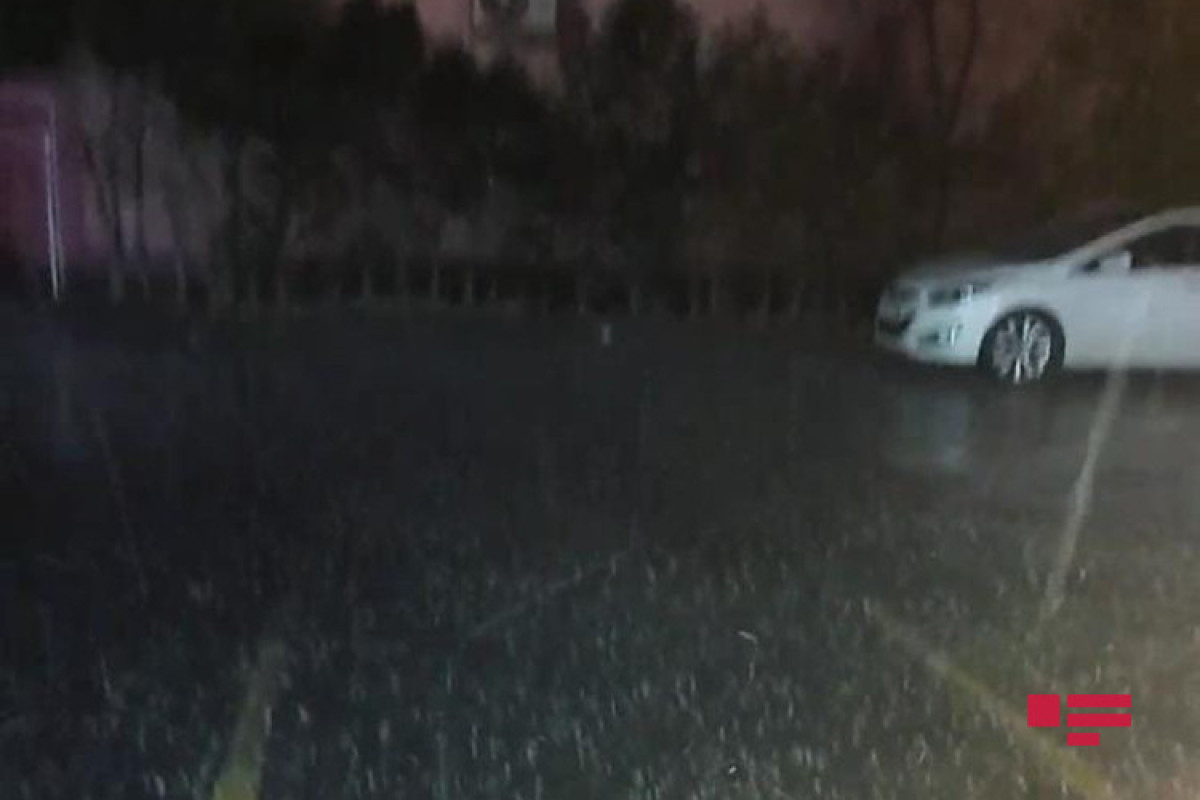 После сильного дождя на Гянджу обрушился град-ФОТО 