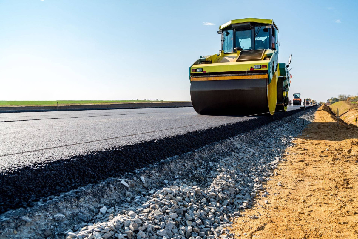 На реконструкцию автодорог в Гарадагском районе выделено 5,3 млн. манатов
