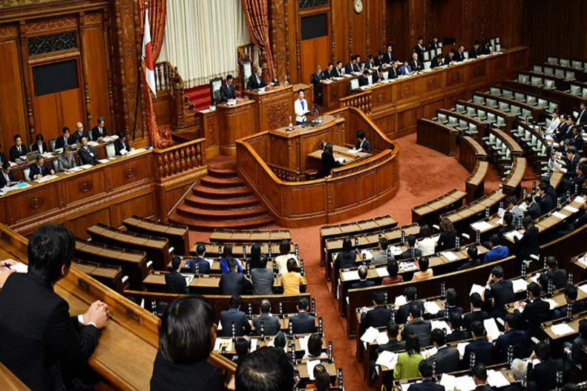 Правительство Японии в полном составе подало в отставку перед перестановками