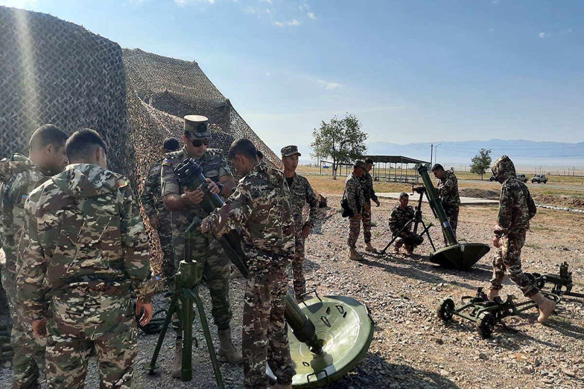 “Artilleriya atəşinin ustaları” müsabiqəsində silah və hərbi texnikaya baxış keçirilib