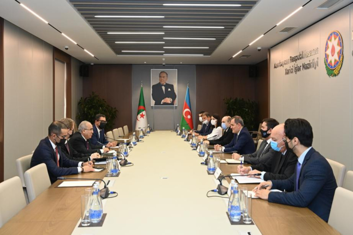 Встреча в расширенном составе глав МИД Азербайджана и Алжира