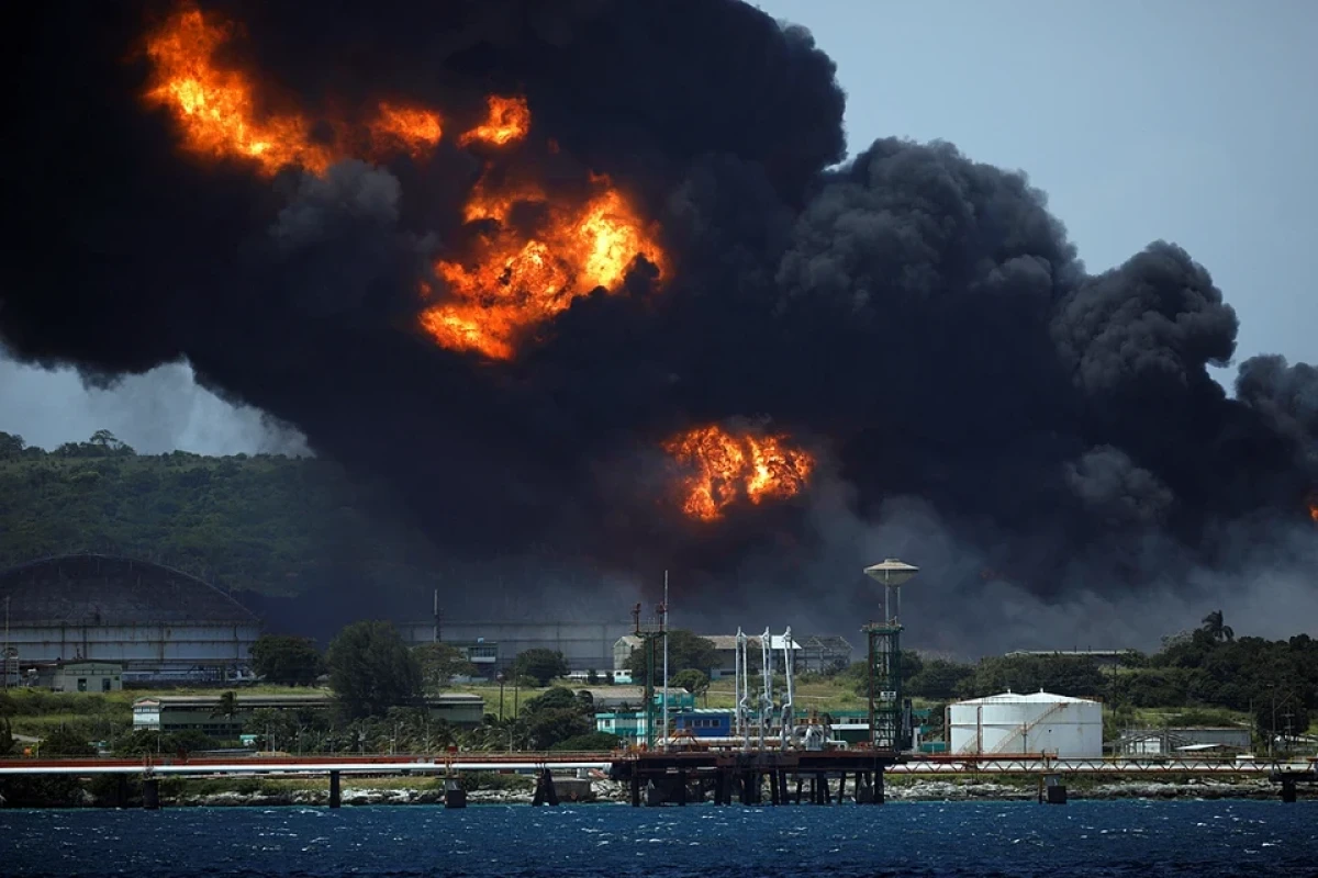 Президент Кубы: Пожар на нефтебазе потушен