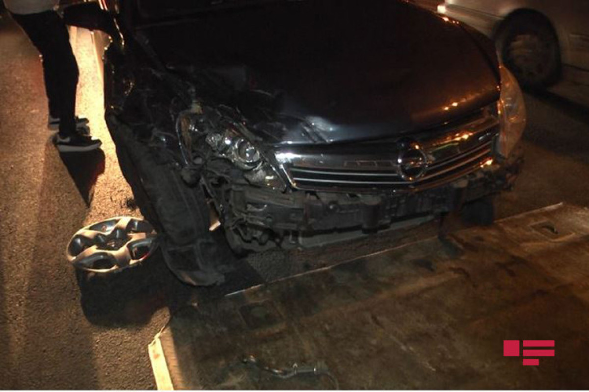 В Баку столкнулись 3 автомобиля, водитель получил тяжелые травмы-<span class="red_color">ФОТО