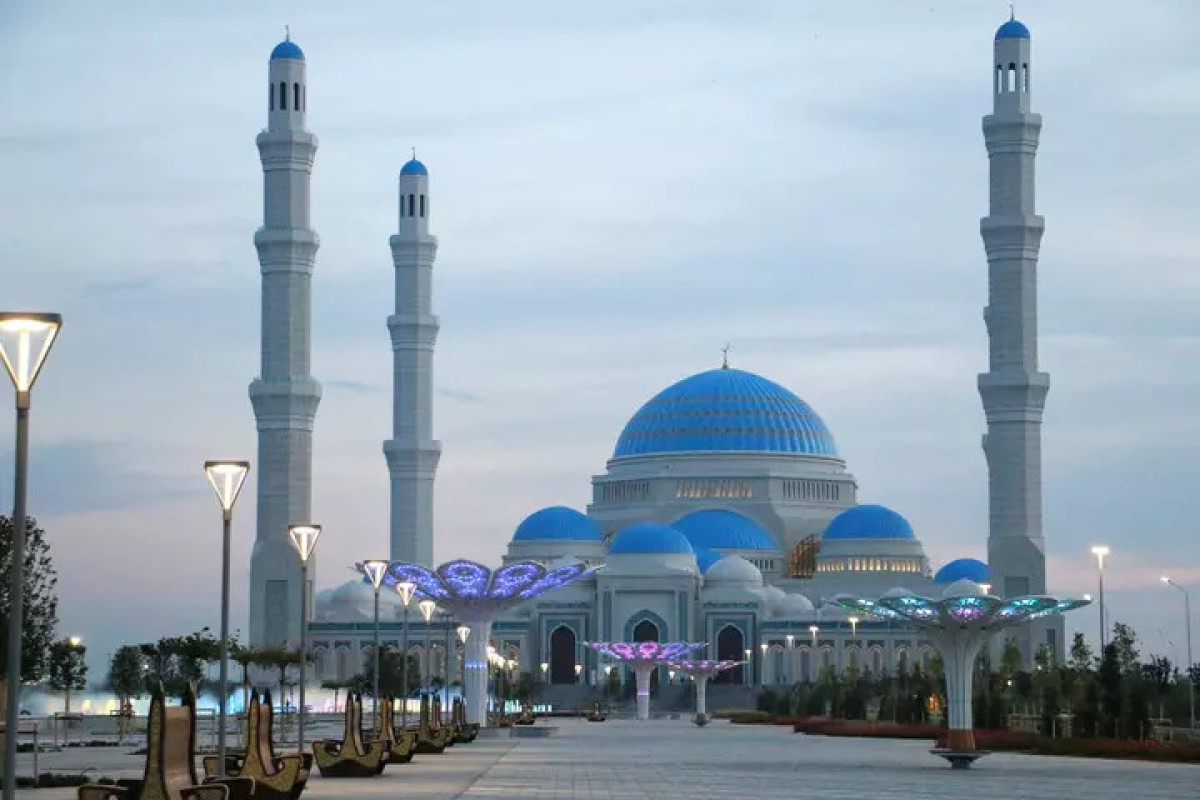Nazarbayev Nur-Sultanda yeni məscidin açılışında iştirak edib - FOTO 