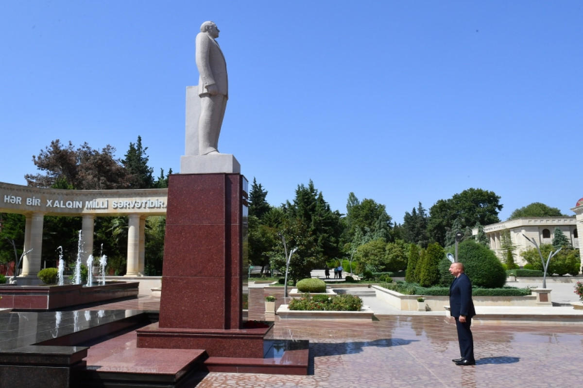 President Ilham Aliyev visited statue of national leader Heydar Aliyev in Aghsu