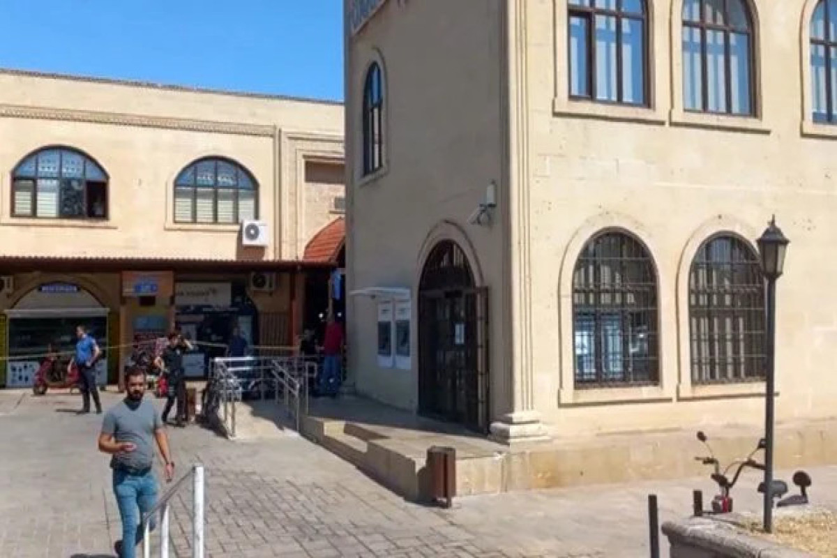 Türkiyədə bank meneceri girov götürülüb
