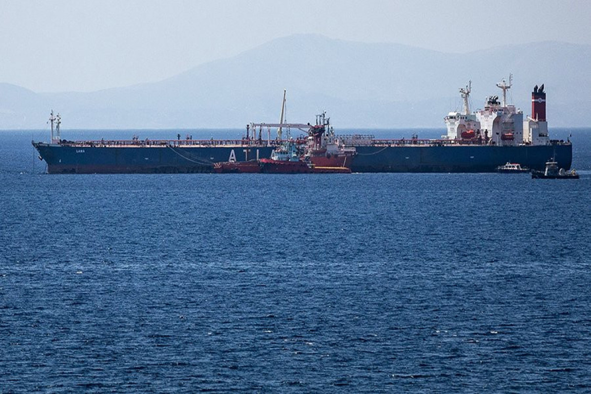 Началась загрузка иранской нефти на задержанный в Греции танкер Lana