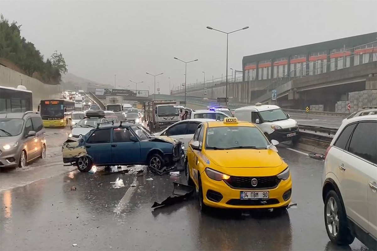 İstanbulda yağan güclü yağış fəsadlar törədib
