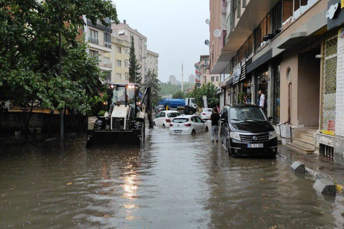 Проливной дождь в Стамбуле привел к ряду последствий