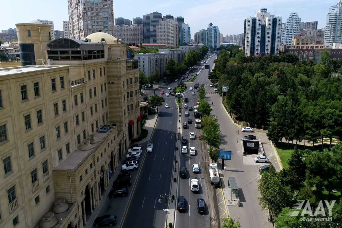 В Баку на Тбилисском проспекте идут ремонтные работы