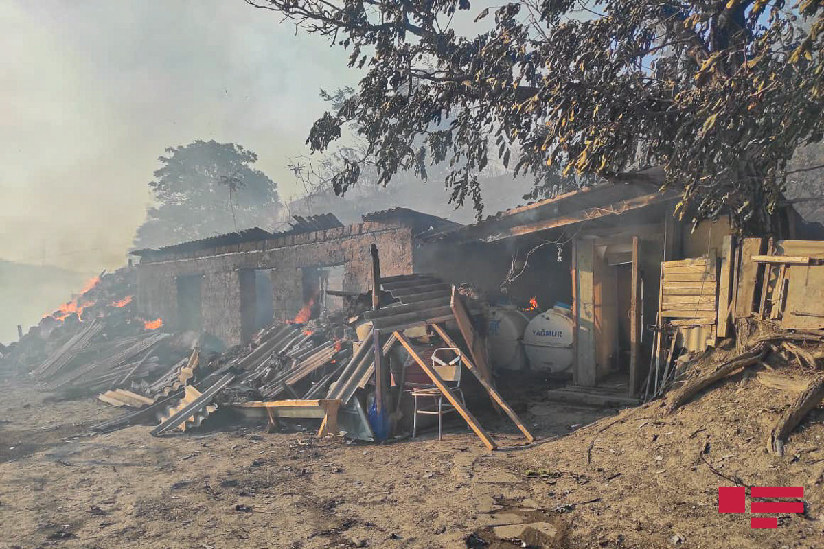 В результате пожара на зерновом поле в Шабране пострадали несколько объектов