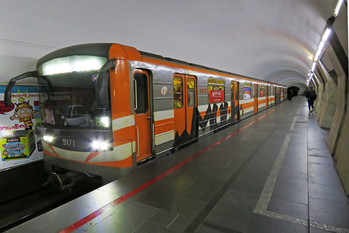 В Ереване приостановлена работа метро, поступил сигнал о минировании станций