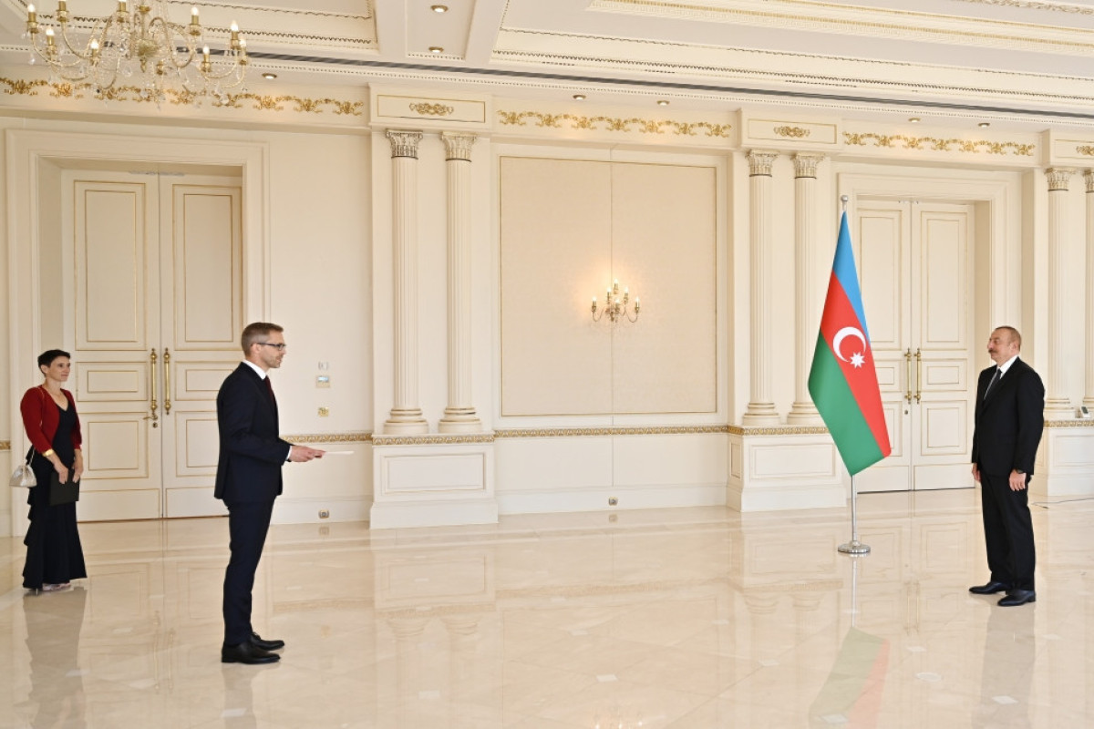 Президент Азербайджана принял верительные грамоты нового посла Швеции