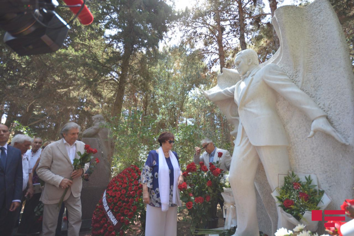 В связи с 80-летним юбилеем Муслима Магомаева на Аллее почетного захоронения  проведено мероприятие, посвященное его памяти