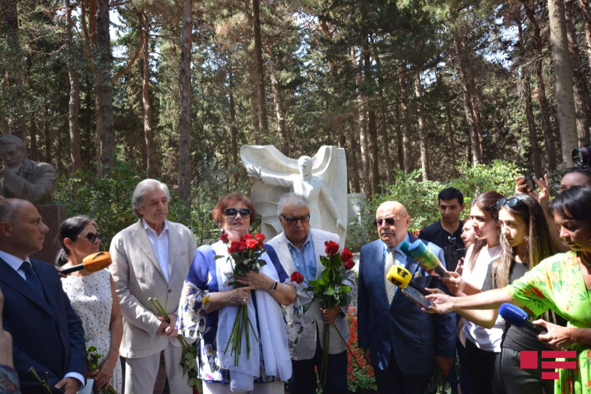 В связи с 80-летним юбилеем Муслима Магомаева на Аллее почетного захоронения  проведено мероприятие, посвященное его памяти