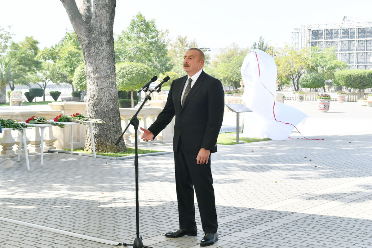 Президент Ильхам Алиев и Мехрибан Алиева приняли участие в открытии памятника Муслиму Магомаеву